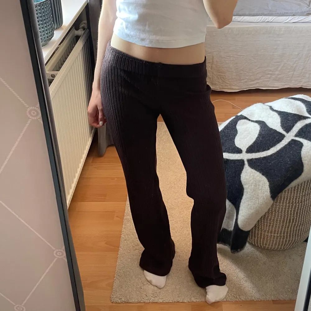 Ribbade mörkbruna byxor som inte används!. Jeans & Byxor.