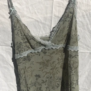 Y2k linne - Gulligt linne med spets! Lite genomskinlig. Passar xs-s