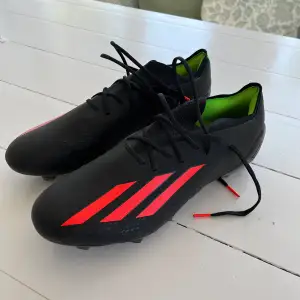 Säljer ett par helt oanvända fotbollsskor från adidas (endast testade) då dom inte passade min bror! Är grässkor och i storlek 46,5! 