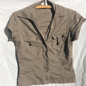 Tajt kortärmad skjorta - Supersöt tajt skjorta i ljus armégrön färg! Passar mig som är s!