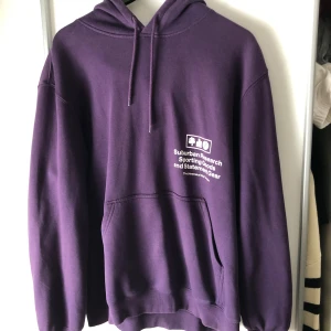 Lila hoodie från H&M - Säljer en lila hoodie från H&M i storlek L. Väl använd, bra skick. 