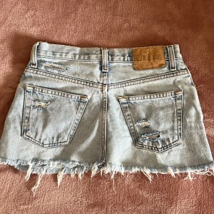 Jeanskjol  - Lågmidjad jeanskjol från GAP i ljusblått