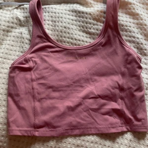 Träningstopp - Rosa träningstopp med inbyggd bh. Märket är lite slitet, vadderade kuporna har tyvärr försvunnit annars bra skick🥰säljer en likadan blå