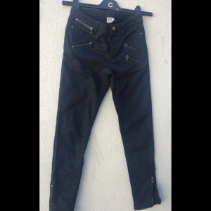 Jeans från Saint tropez  - Jeansen har två fram och bak fickor, men ingen av kedjorna är äkta. Den har även kedjor vid smalbenen. 