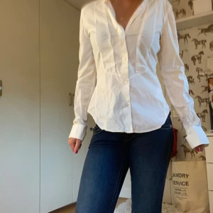 J.Lindeberg skjorta  - Riktigt snygg J.Lindeberg skjorta som inte kommer till andvändning, så snygg att ha till jobbet och är gjord av så skönt material☺️pris kan absolut diskuteras👍