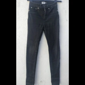 Jeans från lager 157 - Jeansen är högmidjade och hyfsat skinny. Säljer för att de inte längre passar. 