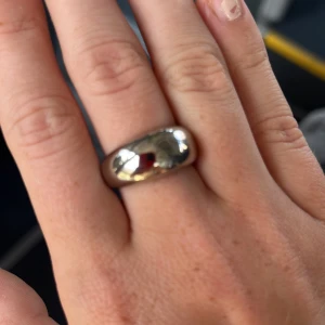 Silverfärgad ring - Säljer en stilren och enkel silverfärgad ring. Skulle säga att den är i storlek xs/s