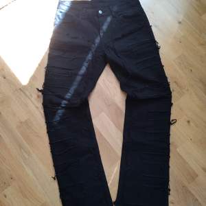 Ett par feta ripped jeans som är lite nyc style. Perfekt slim passform och helt oanvända. Säljes då jag har för mycket svarta jeans.