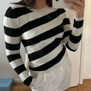 Långärmad randig tröja - Fin tröja från mango i bekvämt material som andas bra. Passar även bra för den som har storlek S. 