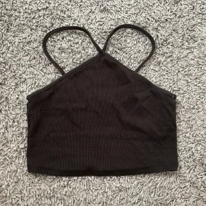 Topp - Topp som inte längre kommer till användning, sparsamt använt. Står L på lappen men skulle mer säga att de är M