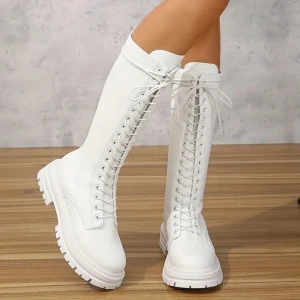 Vita knähöga kängor med snörning - Säljer ett par snygga vita knähöga kängor med snörning. De har en robust sula och dragkedja på sidan för enkel på- och avtagning. Perfekta för att ge din outfit en cool och edgy look! I nyskick 