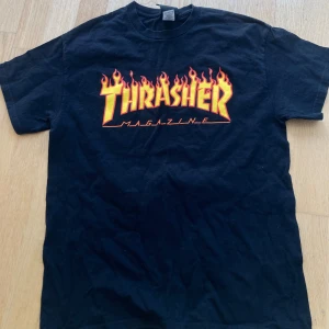 Thrasher tröja - Säljer denna snygga tharsher tröjan för den inte kommer till användning längre köpt för 500kr och kom gärna med frågor eller bilder 💓