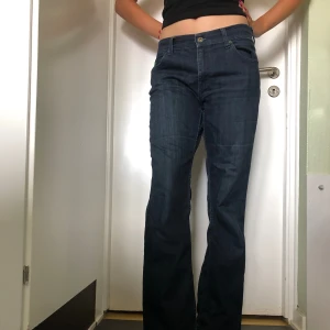 Baggy/Straight Jeans - 🎀 Vintage jeans | Köpt secondhand |Baggy/straight modell | Små slitningar på benslut(se bild 4) | Uppskattad S! 🎀