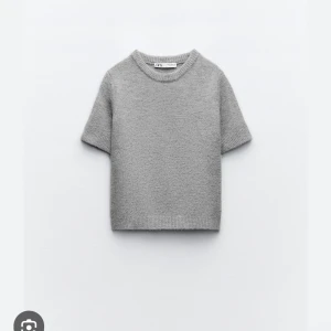 grå stickad t-shirt💘 - inga defekter 🥰 strl M men passar mig som är xs/s💘