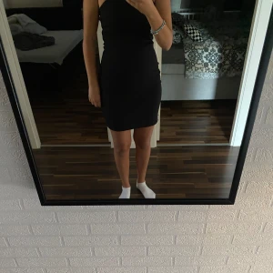 Svart klänning  - En svart klänning i storleken S. Klänningen passar både att ha på vintern och sommaren, har bara använts 1 gång.