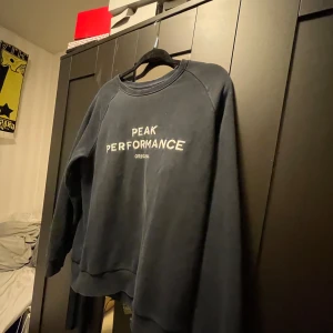 Svart tröja från Peak Performance - Säljer en svart tröja från Peak Performance i storlek L. säljer då jag inte använder den och vill köpa nya kläder. använd sirka 1/3 gånger bara sen har de bara legat i garderoben. vid funderingar och frågor så är det bara att höra av sig svarar på allt. 