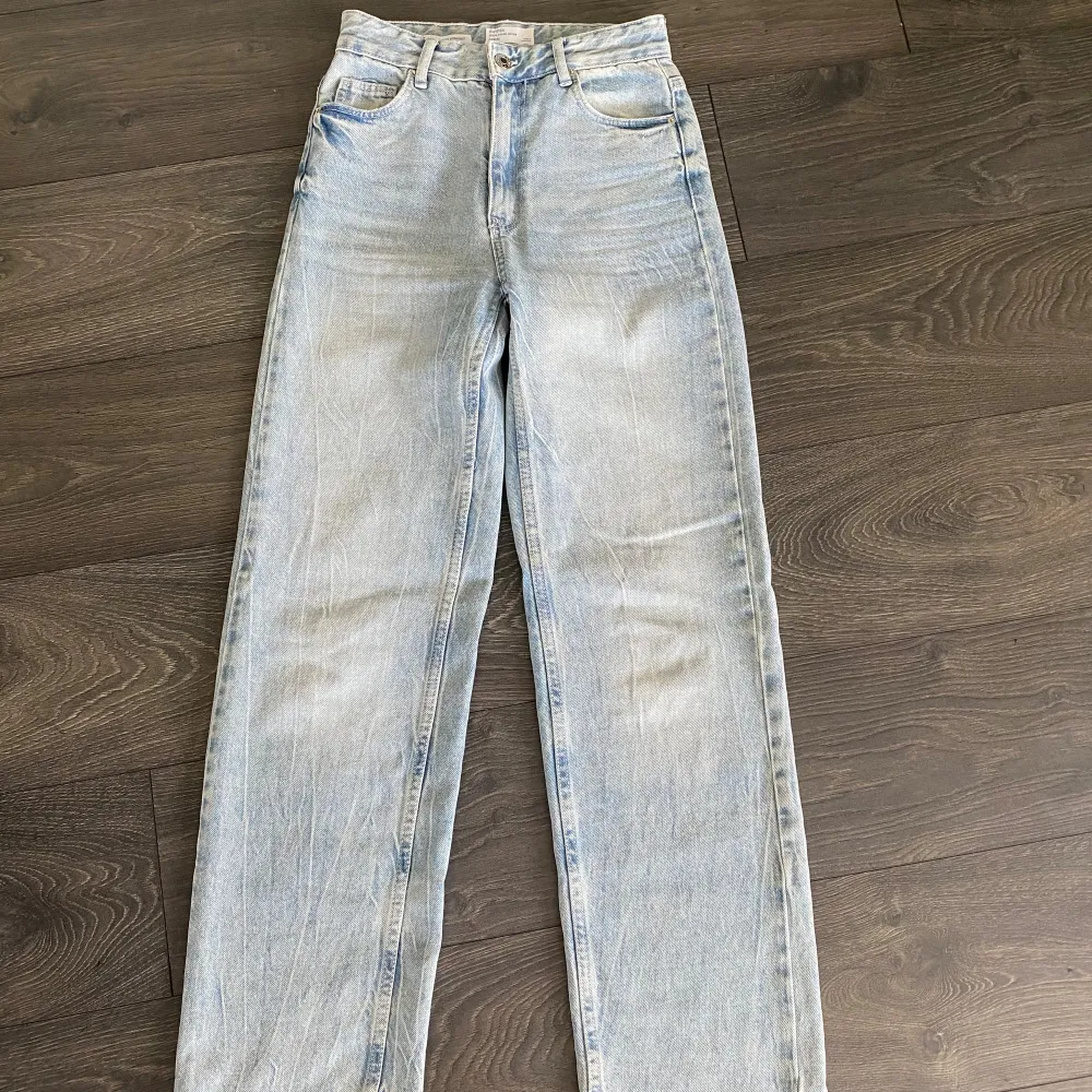 Jeans från bershka, köparen står för frakten.. Jeans & Byxor.