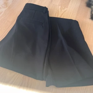 Svarta kostymbyxor  - Svarta kostymbyxor från Lindex 34