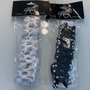 manrosetter - 2 oöppnade paket med svarta/vita manrosetter, säljer båda tillsammans för 5 kr💓