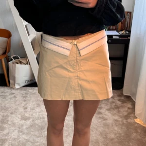 Zara kjol - Trendig beige ”kostymkjol” men undershorts från Zara. Kjolen är i storlek L men passar bra för M.