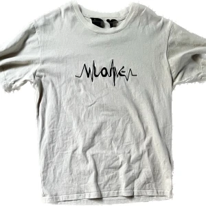 VLone Heartbeat T shirt - Inte äkt Vlone Heartbeat T shirt Bra kvalitet och kondition med lite defekter some lingen i mitten