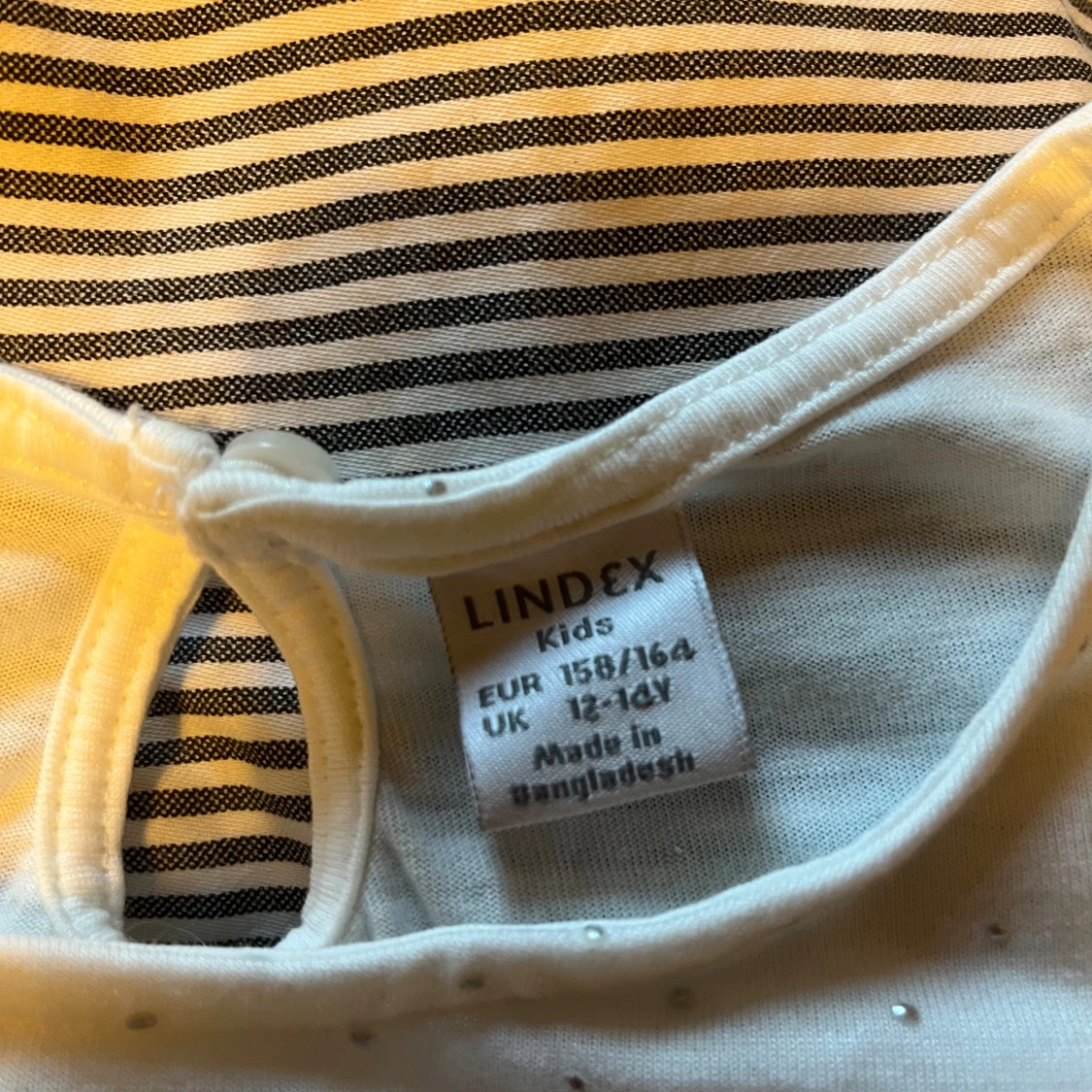 Vit topp med prickar från Lindex - 91