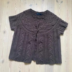 Kofta  - Så fin kofta perfekt till hösten! Man ser det ej på bilden men den är vinröd/brun❤️