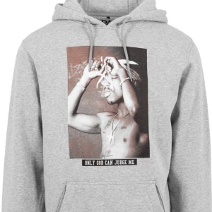 Tupac hoodie  - Hej, jag säljer denna hoodie i fint skick nu pga att den inte kommer till någon användning. Säljer denna hoodie för 200kr + frakt! Har även en till annons med en till tupac hoodie vid intresse! Hör av er till mig vid intresse eller andra frågor! 💗