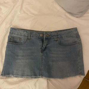 Lågmidjade jeans kjol  - Så söt köpt här på Plick va tyvärr för stor för mig. Storlek M men passar S 