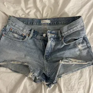 Säljer dessa lågmidjade jeans shorts som är köpta på ginatricot. Köpta för 400kr och knappt använda.☺️