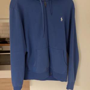 Hej, jag säljer en snygg Ralph lauren zip hoodie som är i bra skick och inga defekter, hoodien passar bra med ett par blåa jeans och en vit t shirt enligt mig. Perfekt för höst och sommaren! om ni har några frågor är det bara att fråga