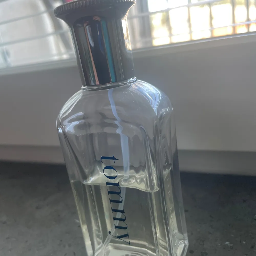 Hej, säljer nu min Tommy parfym köptes för 1200kr 100 ML 40 har Andvänds så 60 ML KVAR medföljer ingen paket, luktar jätte fräscht och gott perfekt när du ska ut eller träffa gäster eller fest, har en god lukt . Perfume.