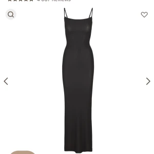 skims klänning svart - säljer min SKIMS klänning svart, XS, nyskick 🤍  först till kvarn, vill du köpa skriver du i chatten: namn, adress, telefonnummer 🤍🤍