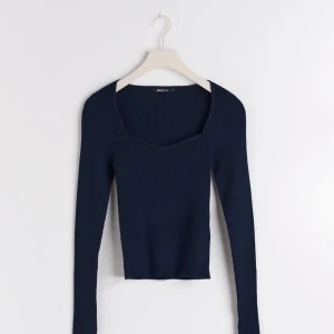 Mörkblå långärmad topp från Gina! - Säljer denna jätte fina topp från Gina Tricot i ett väldigt bra skick. Storlek S❤️