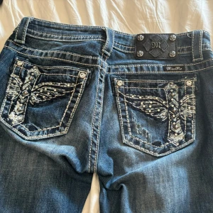Miss me jeans  - Jeans från miss me som är omsydda till bootcut. Dom är lite slitna vid skrevet men inget som syns när man har på sig dom. Kan tänka mig byta till ett par miss me eller true religion jeans i storlek 29 elr 30
