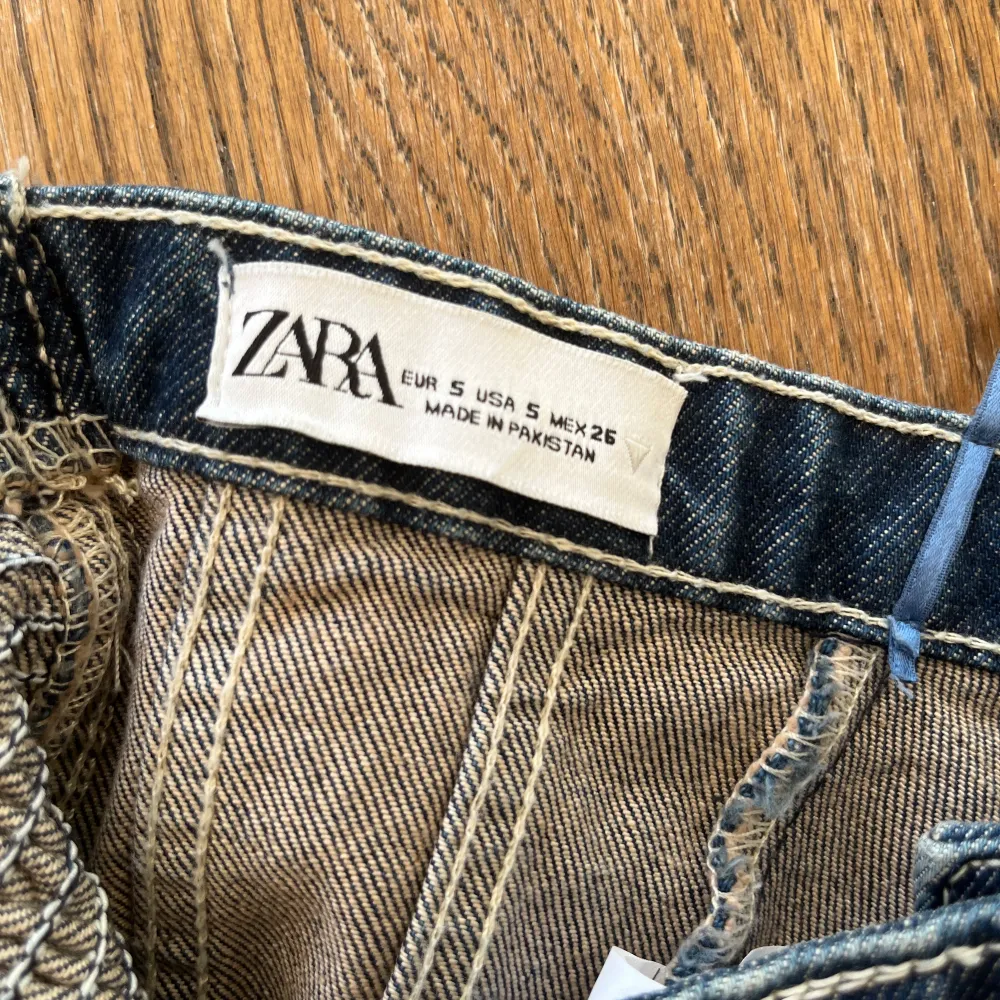 Säljer en jeans tub topp från zara i storlek S. Helt oanvänd då den inte passade❤️. Toppar.