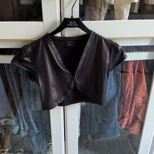 Svart bolero  - Passar xs/s. Säljer även linnet på andra bilden, den finns som en annan annons i min profil😇