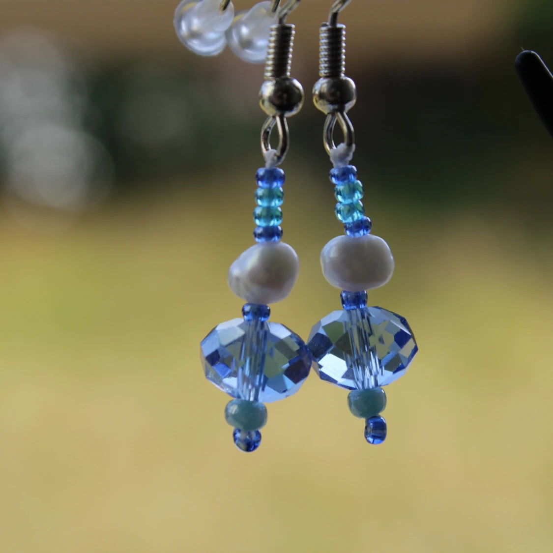 Blå pärlörhängen med vita detaljer - 90