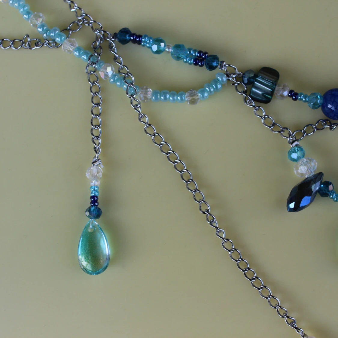 Flerlagrat halsband med blå och gröna pärlor - 93