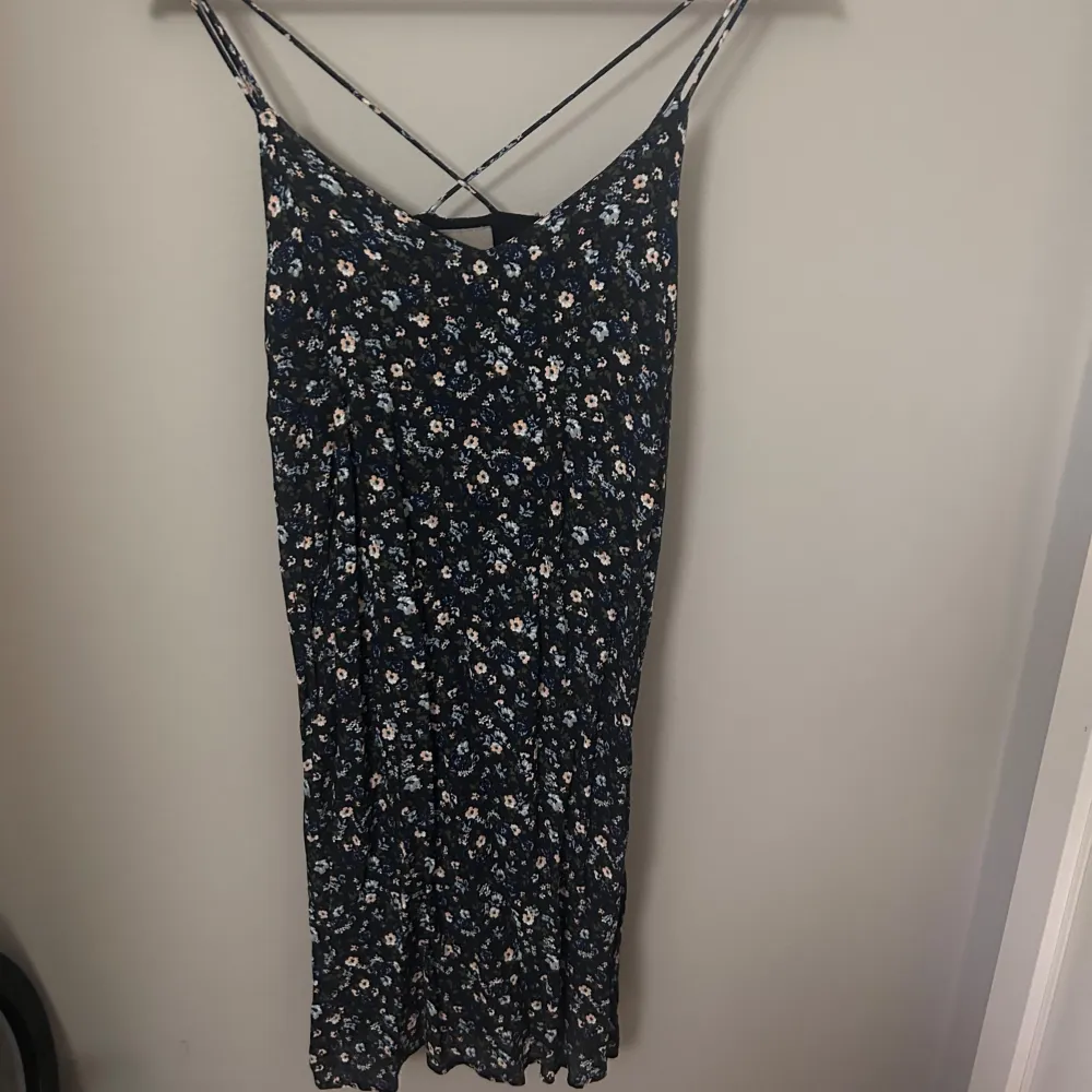 Blommig klänning från Vero Moda. Bra skick, knappt använd . Klänningar.