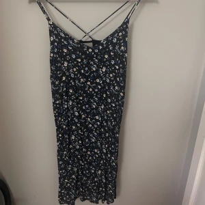 Blommig klänning  - Blommig klänning från Vero Moda. Bra skick, knappt använd 