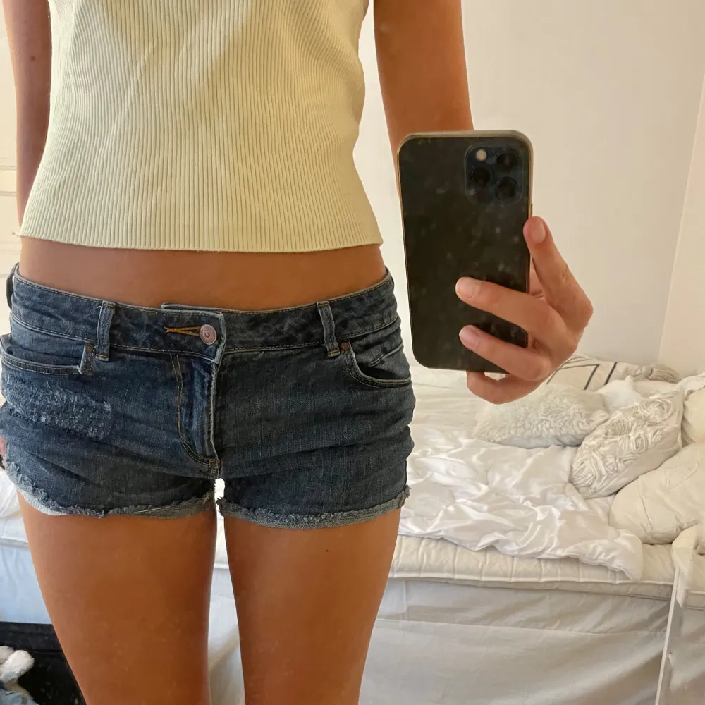 Säljer ett par snygga blå jeansshorts. De är lågmidjade och har en sliten look. Perfekta för sommaren❤️. Shorts.