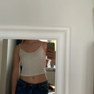 Brandy Melville topp - En söt topp med små blå blommor från Brandy Melville. I ett mycket bra skick!