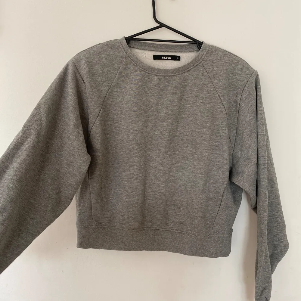 Säljer en superfin grå croppad sweatshirt från Bik Bok. Den är perfekt för höst och vinter med sitt mjuka och varma material. Tröjan har långa ärmar och en normal passform. Den är i nyskick och passar perfekt till både jeans och leggings. Perfekt för en casual look! 💖. Tröjor & Koftor.