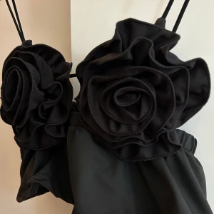 Fest topp - Jätte cool festtopp med blommor för brösten. Aldrig använd så i nytt skick. Är i storlek m men liten i storlek passar st s.