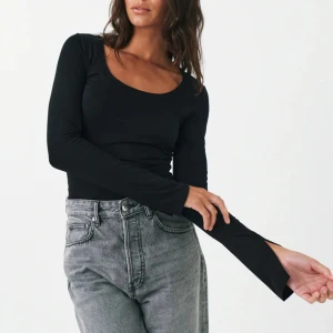 Svart långärmad topp - Säljer en svart långärmad basic topp i storlek M. Den är väldigt bekväm, perfekt för både vardag och fest.  Använd ett fåtal gånger men i bra skick. 🖤