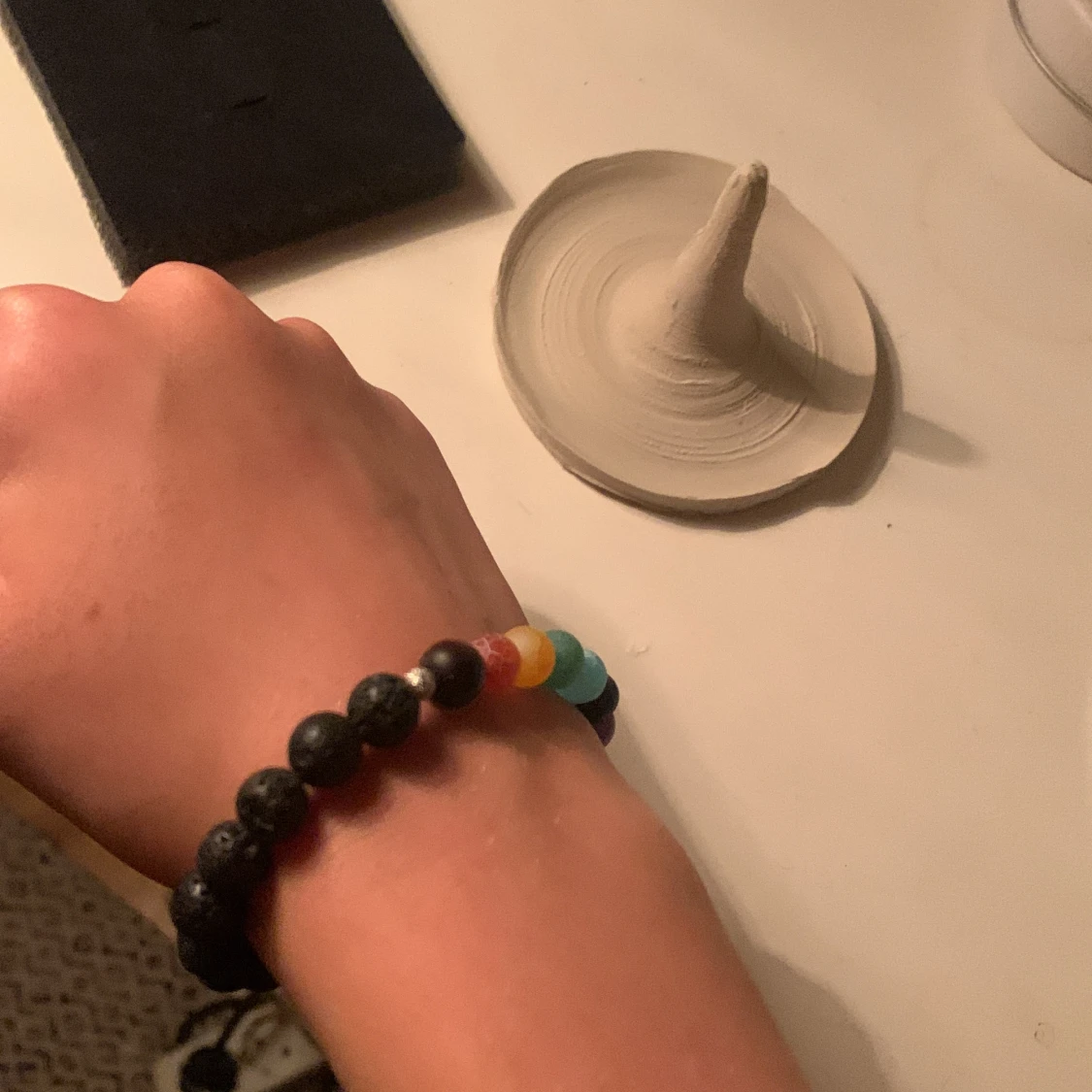 Färgglatt armband med svarta pärlor - 91