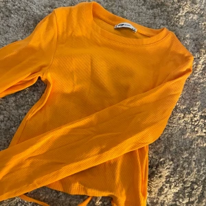 Orange top  - Endast testad snygg orange top med detaljer i ryggen 