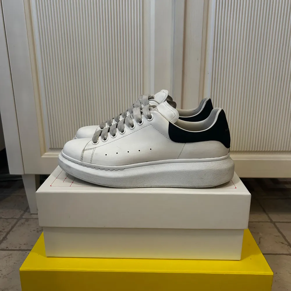 Hej! Jag säljer dessa sneakers från Alexander McQueen som jag endast använt i mindre än en säsong. De är i väldigt fint skick och kommer med helt nya skosnören som går att byta till från de gamla!😊De är köpta från MyTheresa för ca 5 500 kr!💓. Skor.