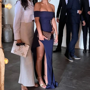 Balklänning från Babyboo 💙 - Marinblå balklänning. Superbra skick då den bara använts den kvällen. Skriv gärna om ni har några frågor! 💘